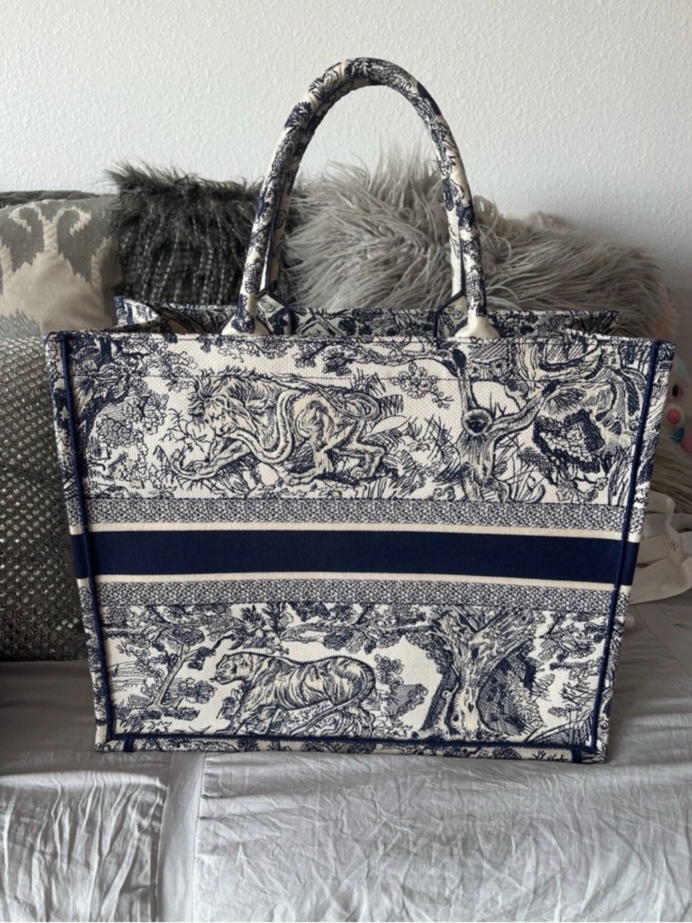 Dior gray and white gift box with gold logo - Picture 2 of 7